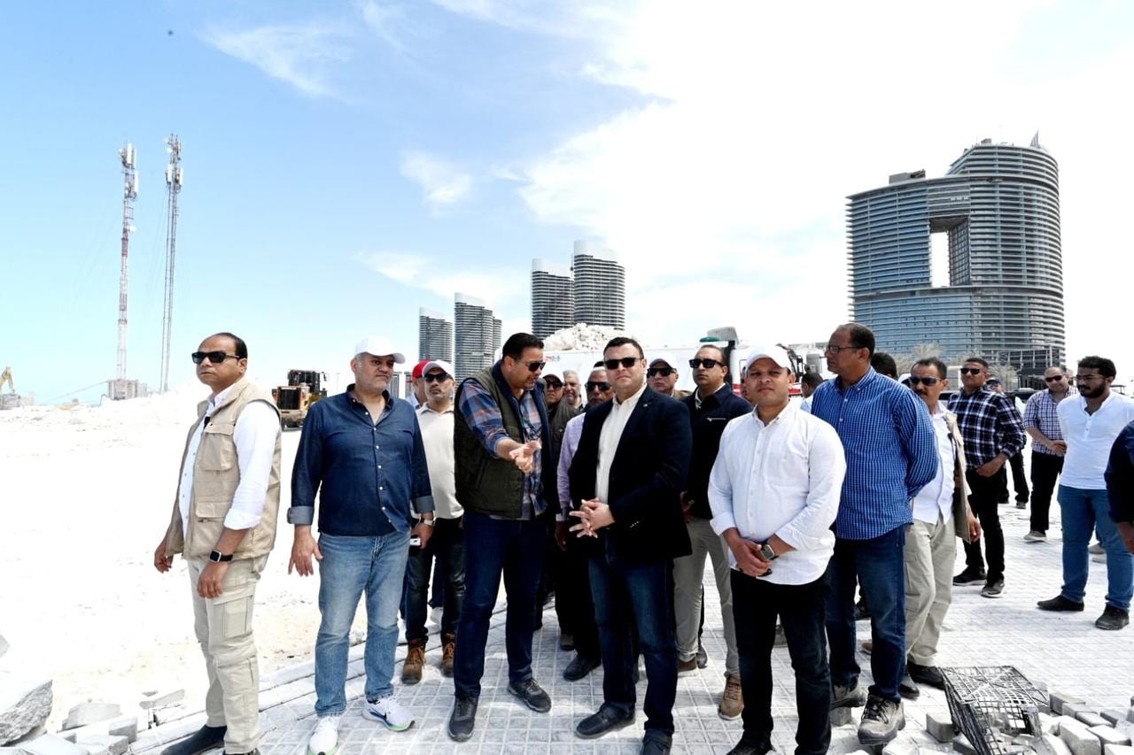   وزير الاسكان يتفقد مشروعات الاسكان بالعلمين الجديدة